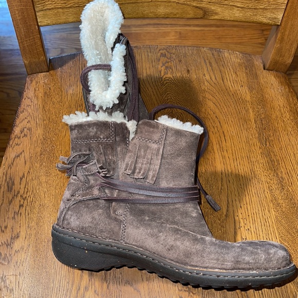 Brown UGG moccasin style boots size 8 - Picture 5 of 10